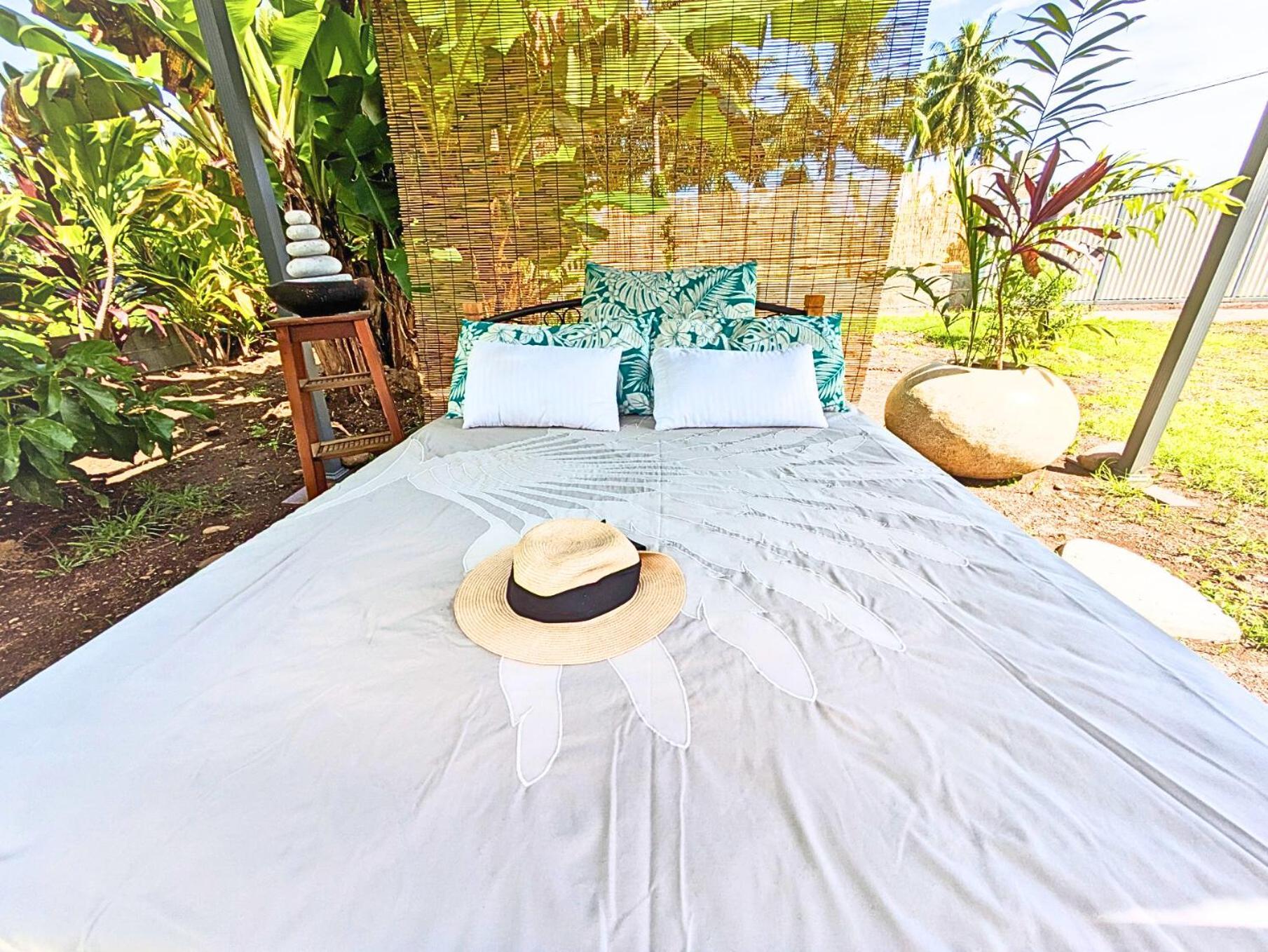 Natura Om Teahupoo Surf Lodge Toanoano Exterior foto